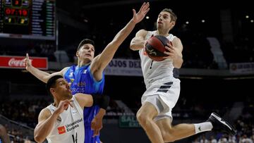 GRAF6876. MADRID (ESPAÑA), 28/10/2018.- El jugador del Real Madrid Fabien Causeur (d), pelea un balón contra el jugador del San Pablo Burgos Goran Huskic (c), durante el partido de la Liga Endesa disputado en el Palcio de los Deportes de Madrid.- EFE/JuanJo Martin