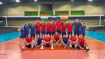 La Selección española masculina de voleibol antes de su debut en el preeuropeo.