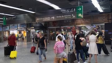 Varias personas en la estación de trenes Puerta de Atocha-Almudena Grandes, a 28 de junio de 2024, en Madrid (España). La compañía ferroviaria española Renfe ha sacado al mercado más de 7,5 millones de plazas para viajar este verano en alta velocidad y larga distancia. Esos 7,5 millones de billetes corresponden a 22.450 trenes AVE y de larga distancia, entre el 1 de julio y el 15 de septiembre.
28 JUNIO 2024;RENFE;TREN;FERROCARRIL;FERROVIARIA;PLAZAS;AVE;VIAJE;VERANO
Eduardo Parra / Europa Press
28/06/2024