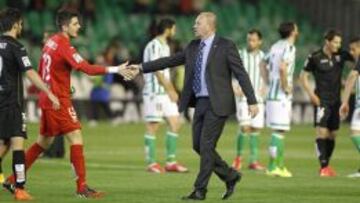 Pepe Mel da la mano a Serantes al término del partido