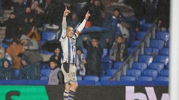 El delantero de la Real Sociedad Mikel Oyarzabal celebra su segundo gol al Celta de Vigo en Anoeta. EFE/Javier Etxezarreta