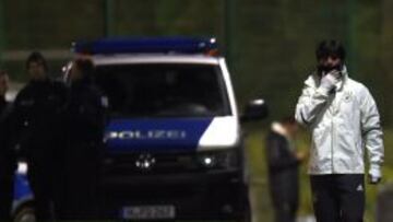 Löw, con varios agentes de Policía detrás.