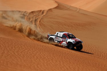 El piloto sudafricano Giniel de Villiers de Toyota Gazoo Racing y el copiloto Dennis Murphy compitiendo durante la etapa de hoy. 