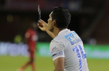 David Silva recogió el cuchillo que llegó desde la tribuna y se lo entregó al árbitro del partido