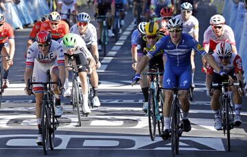 Elia Viviani del Deceuninck-Quick Step ganó la cuarta etapa del Tour de Francia 2019, mientras que su compañero Julian Alaphilippe se mantiene como líder de la clasificación general. Egan Bernal se mantiene como el mejor colombiano en la sexta casilla.