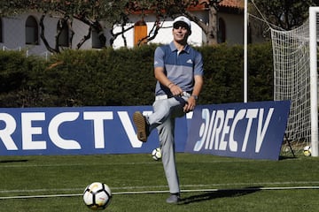 El golfista chileno Joaquin Niemann realiza visita a un entrenamiento del equipo de futbol de Universidad Catolica en el estadio San Carlos de Apoquindo de Santiago, Chile.