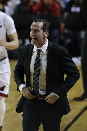 MEX59. CIUDAD DE MÉXICO (MÉXICO), 09/12/2017.- El técnico de los Nets de Brooklyn, Kenny Atkinson, da instrucciones a sus jugadores hoy, sábado 9 de diciembre de 2017, durante un partido de baloncesto de la NBA, entre los Nets de Brooklin y los Heats de Miami, disputado en la Arena Ciudad de México, (México). EFE/Jorge Nuñez