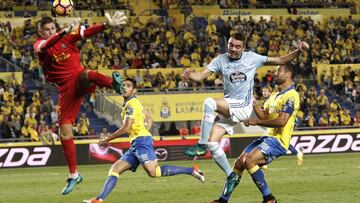 GRA260. LAS PALMAS DE GRAN CANARIA. 30/10/2016.- El delantero del Celta de Vigo Iago Aspas (d) remata ante el portero Raúl Lizdain (i), de la UD Las Palmas, para conseguir el segundo gol de su equipo, durante el partido de la décima jornada de Liga en Primera División que se disputa hoy en el Estadio de Gran Canaria. EFE/Ángel Medina G.