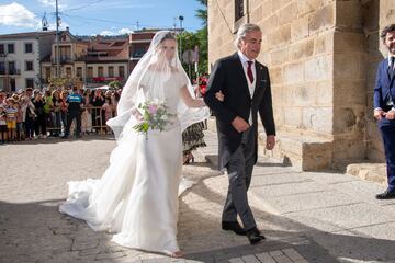 Blanca Sainz y su padres, Carlos Sainz, en la entrada de la iglesia.