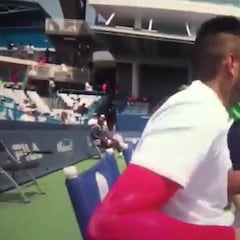 Nick Kyrgios olvida sus tenis previo a un partido de ATP