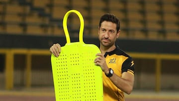 Pablo Franco, entrenador español del Al Qadsia, durante un entrenamiento en Kuwait.