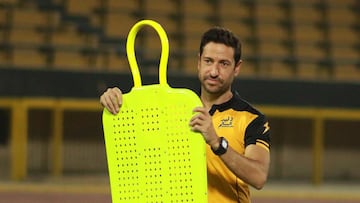 Pablo Franco, entrenador espa&ntilde;ol del Al Qadsia, durante un entrenamiento en Kuwait.