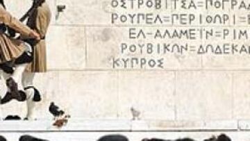 <b>CAMBIO DE GUARDIA. </b>Los soldados que vigilan el Parlamento hacen el ritual cambio de guardia ante la tumba al soldado desconocido.