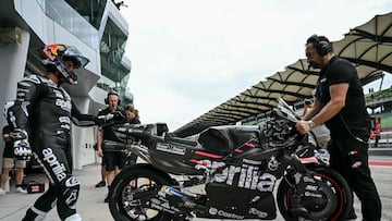 Jorge Martín se sube a la Aprilia durante el test de pretemporada de MotoGP en Sepang.