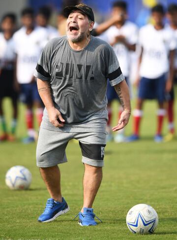 Maradona visita una escuela en la India