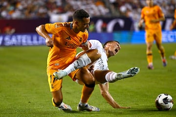 El jugador del Real Madrid, Lucas Vázquez pelea un balón con el jugador del Milan, Filippo Terracciano.