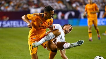 El jugador del Real Madrid, Lucas Vázquez pelea un balón con el jugador del Milan, Filippo Terracciano.