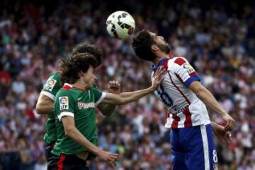 Raúl García ante San José y Ander Iturraspe.