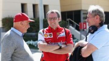 Stefano Domenicali habla con Niki Lauda y Helmut Marko en Bahrain.