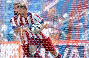 Atletico Madrid's Brazilian defender Guilherme Siqueira (R) celebrates after scoring a goal during the Spanish league football match Levante UD vs Club Atletico de Madrid at the Ciutat de Valencia stadium in Valencia on May 10, 2015.   AFP PHOTO/ JOSE JORDAN