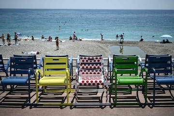 Sillas frente a la playa con los colores del Tour de Francia adornan el Promenade des Anglais en Niza al inicio de la 20ª etapa