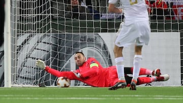 El portero colombiano David Ospina atajando el penal en el juego entre Ostersunds y Arsenal por Europa League