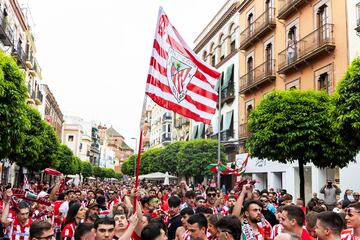 Aficionados del Athletic, con una bandera rojiblanca gigante con el escudo del club vasco. 