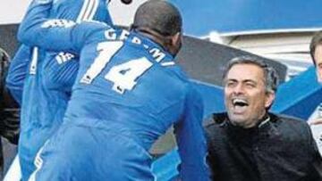 <b>THANKS, MOU. </b>Geremi quiso celebrar con Mourinho su golazo de falta.