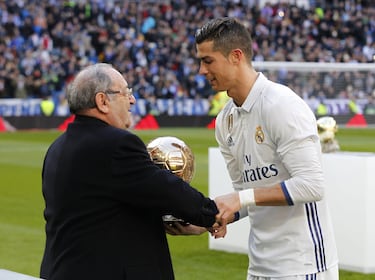 En 2017 Cristiano Ronaldo ofreció su cuarto Balón de Oro al Santiago Bernabéu. El premio se lo entregó Paco Gento, el único con seis Copas de Europa y presidente de honor del club.
