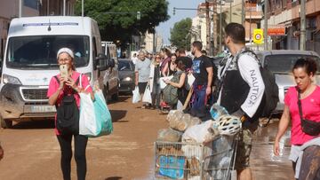 Un hombre con un carro de la compra tras el paso de la DANA, en el barrio de la Torre, a 31 de octubre de 2024, en Valencia, Comunidad Valenciana (España). Esta mañana se han reanudado las labores de búsqueda de los desaparecidos en las zonas afectadas por la ana en la Comunidad Valenciana, que se ha cobrado la vida de más de 100 personas, por el momento. Además, los daños materiales son incontables con carreteras cortadas y zonas aisladas por el agua, el barro y los corrimientos de tierra. Muchos municipios están sin agua potable y unas 75.000 personas se encuentran sin suministro eléctrico en la provincia de Valencia a consecuencia del temporal. Esta DANA es la catástrofe atmosférica más trágica que se haya registrado en España en más de medio siglo.
31 OCTUBRE 2024;VALENCIA;VICTIMAS;DANA
Rober Solsona / Europa Press
31/10/2024