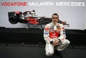 Fernando Alonso en la presentación del McLaren Mercedes MP4-22.