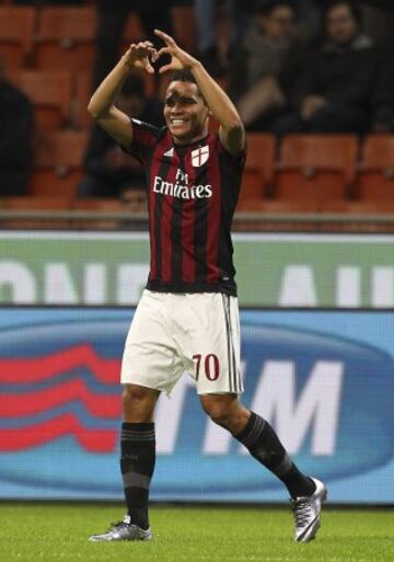 Carlos Bacca anota de lujo al minuto 14 el gol que acerca a Milan a las semifinales de la Copa de Italia. 