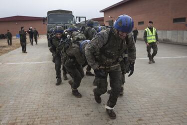 Tirar del camión con una gruesa cuerda para llevarlo 10 metros hacia delante es una de las pruebas que requiere más fuerza. Nivelar las posiciones es fundamental.