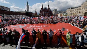 FILE PHOTO: People hold a banner as they attend the Immortal Regiment march on Victory Day, which marks the 77th anniversary of the victory over Nazi Germany in World War Two, in central Moscow, Russia May 9, 2022. REUTERS/Maxim Shemetov/File Photo