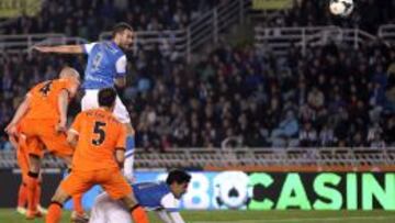 Magnífico testarazo de Agirretxe.