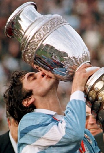 Levantando la Copa América de 1995. 
A Francescoli le quedó la espina de no hacer algo importante en los mundiales con su selección, la uruguaya. Pese a eso, ganó tres de las cuatro Copas de América que disputó.