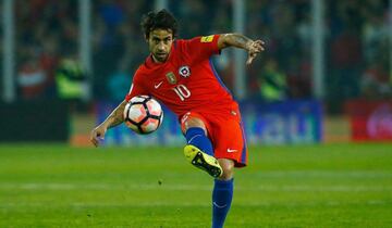Jorge Valdivia se recuperó hace pocos días de una lesión y ya dejó claro que está disponible para la selección. El volante podría aportar pase gol y pausa al juego de la Roja en mitad de cancha.