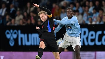 Barcelona's Dutch midfielder #21 Frenkie De Jong fights for the ball with Celta Vigo's Guinean midfielder #06 Ilaix Moriba during the Spanish league football match between RC Celta de Vigo and FC Barcelona at the Balaidos stadium in Vigo on November 23, 2024. (Photo by MIGUEL RIOPA / AFP)