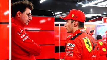 Binotto y Leclerc, durante los test de F1 2020. 