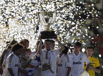 Cristiano levanta su primera Liga con el Real Madrid en la temporada 2011/2012.