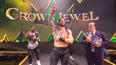 Roman Reigns celebra su victoria ante Brock Lesnar.