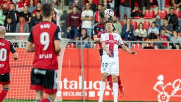 El rojillo Barbu gana la disputa aérea con Juan Carlos.