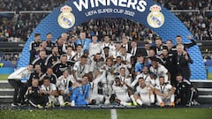 Los jugadores del Real Madrid posan tras conquistar la Supercopa.