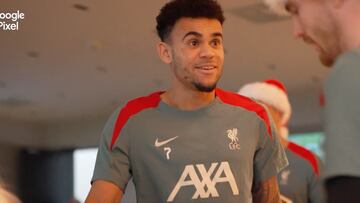 Así reacciono el colombiano al recibir su regalo de navidad por parte de Trent y Robertson.