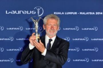 Paul Breitner recoge el premio al Bayern de Múnich. 