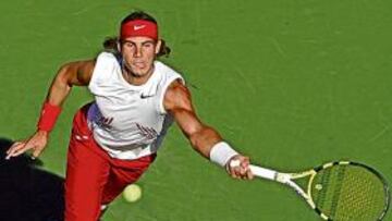 <b>EL ÚLTIMO ESFUERZO. </b>Rafa Nadal se estira en busca de uno de tantos tiros imposibles que le mandó Andy Murray en la Arthur Ashe.