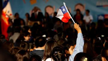 Así es la propuesta sobre la obligación de cantar el himno en los colegios: multas y qué pasaría