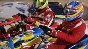 <b>POR FIN. </b>Hacía mucho tiempo que se esperaba una imagen como ésta: Alonso (casco azul) y Rossi midiéndose sobre cuatro ruedas.