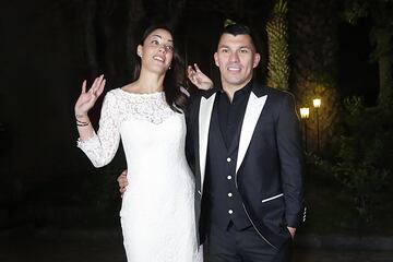Santiago, 07 de julio 2017.
El futbolista Gary Medel junto a su esposa Cristina Morales saludan a la prensa durante su fiesta de matrimonio.
Karin Pozo/Photoport