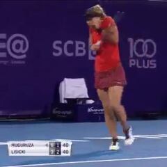 Una cucaracha en la pista y la recogepelotas lo soluciona así: atentos a la reacción de la tenista